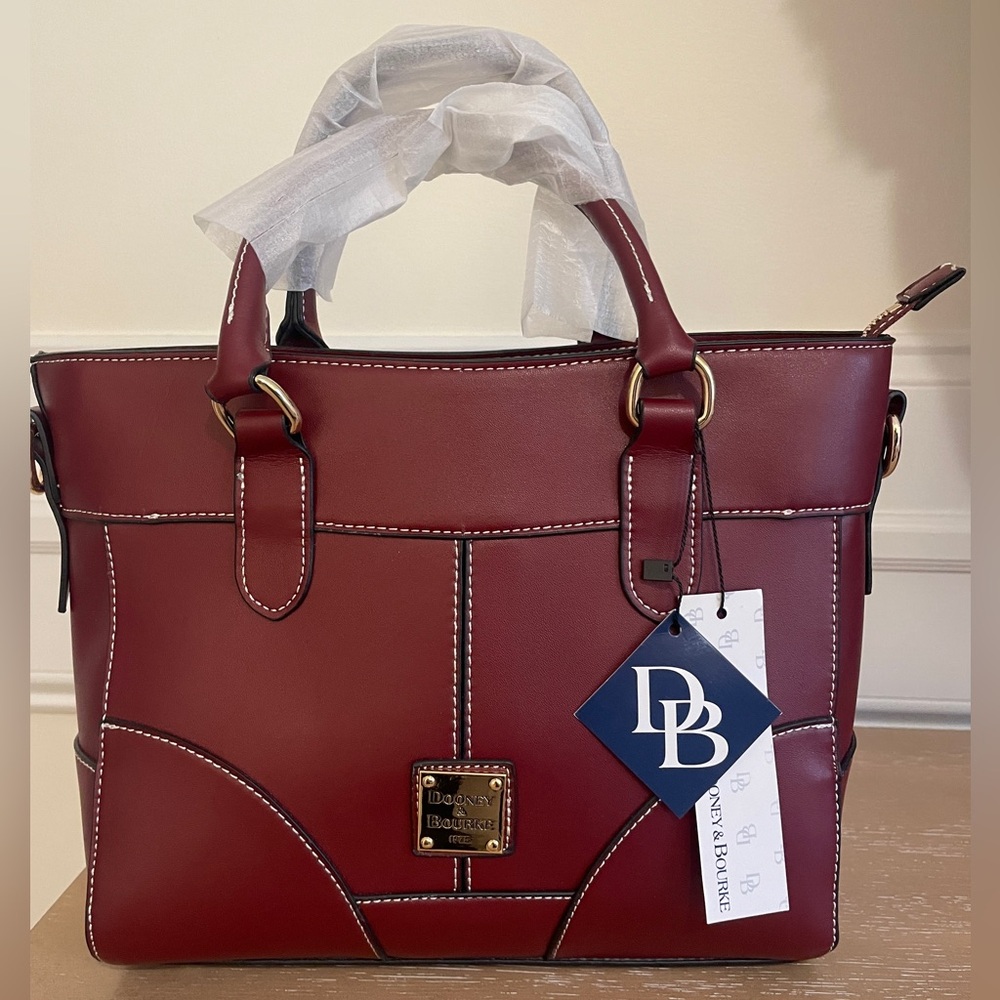 New. Never used. Dooney and Bourke Janine
Dark Red leather & very sophisticated